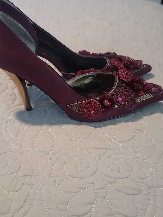 Size 11W J.Renee Burgundy Floral Appliqué Pointed-Toe Heels - Picture 7 of 10